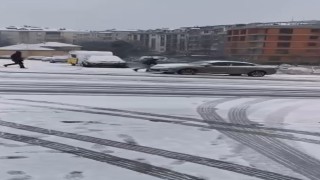 Büyükçekmecede el freni çekilen araç kayarak elektirik direğine çarptı