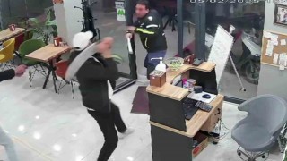 Büyükçekmecede lokantada palalı, silahlı kavga kamerada: 2 yaralı