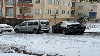 Büyükçekmecede sürücülerin karlı yolda imtihanı kamerada