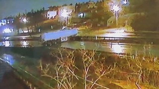 Büyükçekmecede tır kazası kameraya yansıdı