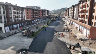 Büyükşehir yapımı biten konutların yollarını asfaltlıyor