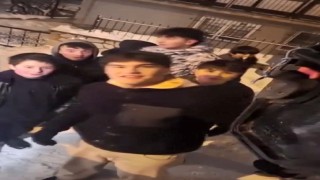 Buz tutan yolda kayan gençlerle operatör arasında güldüren diyalog