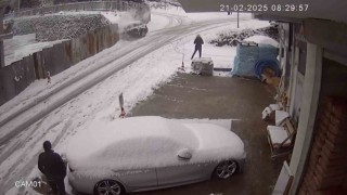 Buzlanan yolda kaydı, inşaat halindeki binanın zeminine düştü