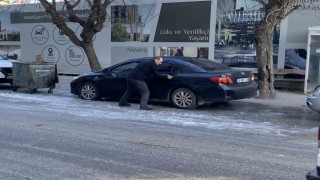 Buzun üstünde mahsur kalan aracı ittirerek zor hareket ettirdiler