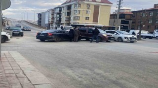 Cadde ile sokak kesişiminde çarpışan 2 araç hasar gördü