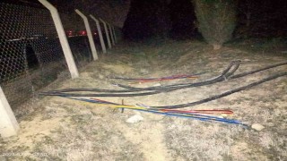 Çaldıkları 1 milyon liralık bakır kablo ile 2 km uzaklıktaki araçlarına giderken suçüstü yakalandılar