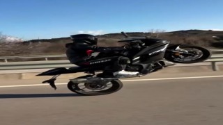 Çanakkalede trafik güvenliğini tehlikeye düşürecek hareketler yapan motosikletliye 11 bin TL ceza