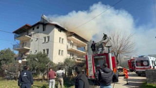 Çatı katı yangınında 5 kişi dumandan etkilendi