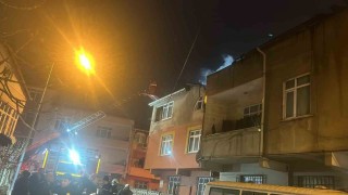 Çatı yangını yan binaya sıçradı: 1 kişi dumandan etkilendi