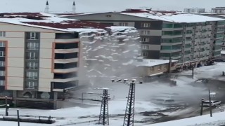 Çatıda biriken karlar şelale gibi caddeye aktı