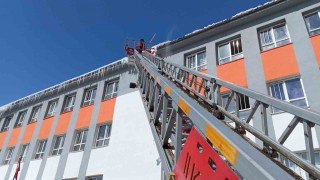 Çatılarda tehlike saçan buz sarkıtları temizlendi