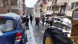 Çekmeköyde kar keyfi: Çocuklar kar küreme ekiplerine ‘dur dedi