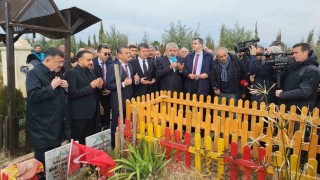 CHP Genel Başkanı Özel, Adıyamanda deprem şehitliğine karanfil bıraktı