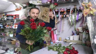 Çiçekçilerin 14 Şubat mesaisi: Tek bir gül 150, buket 500 liradan alıcı buluyor