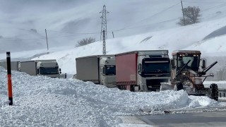 Çığ düşen Yüksekova-Esendere kara yolu yeniden ulaşıma açıldı