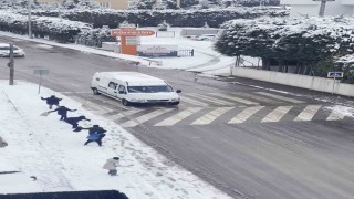 Çocuklar araçlara kar topu attı, yetişkinler böyle karşılık verdi