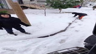 Çocuklar kar küreme aracının yolunu kesti