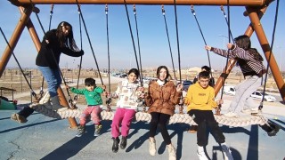 Çocuklar parklarda güneşli havanın tadını çıkardı