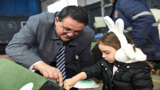 Çocuklar yeni barınak için yapılan kulübeleri boyadı