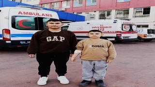 Çocuklarını ölümden saniyelerle kurtardı