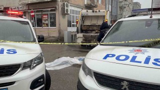 Çöp kamyonunun altında kalan yaşlı kadın hayatını kaybetti