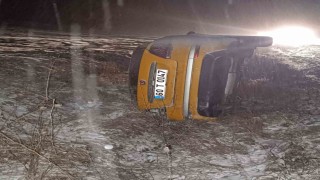 Çorumda şarampole devrilen ticari taksinin sürücüsü yaralandı
