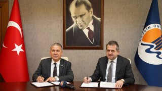 ÇÜ ve MÜ Arasında Kütüphanelerin Ortak Kullanımı İçin İş Birliği Protokolü İmzalandı