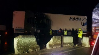 D-650de 3 tır kazaya karıştı: Kilometrelerce kuyruk oluştu