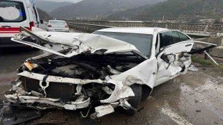 D-650de otomobil bariyerlere çarptı: Yaşlı çifti kaza ayırdı