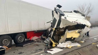 D100de bariyerlere çarpan tırın sürücüsü yaralandı, trafik felç oldu
