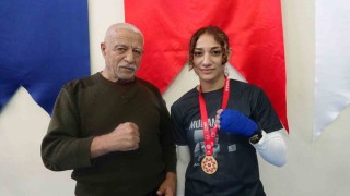 Dedesi torununa antrenörlük yaptı, kickboks sporcusu kadın Türkiye şampiyonu oldu