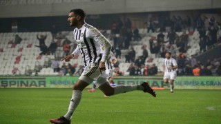 Deniz Kadah, gollerine devam ediyor