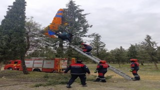 Denizli Pamukkale’de Uçuş Yaparken Mahsur Kalan Paraşütçü Kurtarıldı