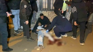 Deprem anma törenine katılmak isteyen gençler bıçaklı saldırıya uğradı: 1i ağır 2 yaralı