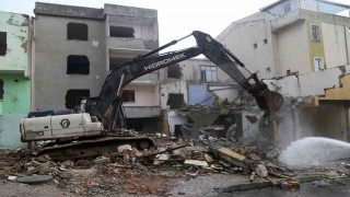 Deprem riski taşıyan 23 yapı belediye ekiplerinin gözetiminde yıkıldı