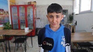 Depremde babasını kaybeden 10 yaşındaki çocuk, ağlayarak annesine sarıldı