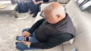 Depremde eşini ve oğlunu kaybeden acılı baba maçta açtığı pankartla oğlunun hayalini gerçekleştirdi