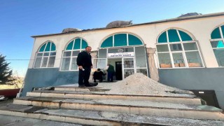 Depremde hasar gören camii yeniden ibadete açılmayı bekliyor