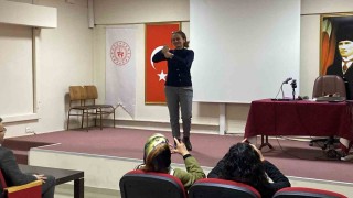 Depremden sonra geldiği Eskişehirde işaret dili öğreterek hayata tutunuyor