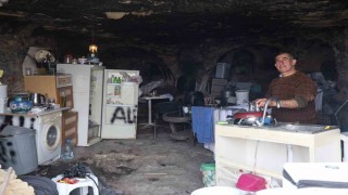 Depremin ardından mağarada huzur bulan adam 2 yıldır yaşamını mağarada sürdürüyor