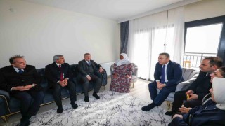 Depremzede Hüsne Beşenk: Evlat atıyor ama devlet atmıyor
