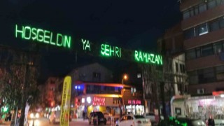 Devrekte Ramazan ayının süslemelerinden olan mahyalar yandı