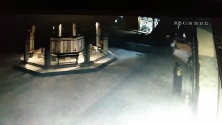 Devrilen çınarın altında kalmaktan son anda kurtuldu