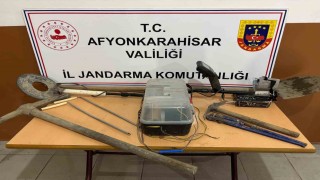 Devriye gezen jandarma definecileri suçüstü yaptı