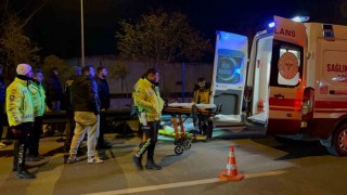 Direksiyon hakimiyetini kaybeden motosiklet sürücüsü bariyerlere çarparak ağır yaralandı