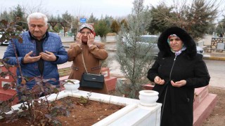 Diyarbakırda depremde hayatını kaybedenler kabirleri başında anıldı