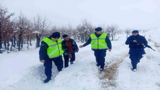 Diyarbakırda karda mahsur kalan vatandaşı jandarma kurtardı