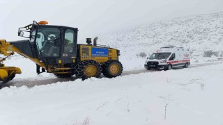 Diyarbakırda kardan kapanan yollar açıldı, 2 hasta kurtarıldı