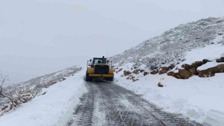 Diyarbakırda karla kaplı 165 kilometre yol ulaşıma açıldı