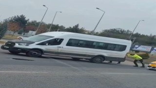 Diyarbakırda yolda kalan sürücünün aracını trafik polisi iterek yardım etti